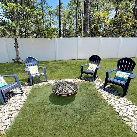 Shadow Lakes Retreat~Central Location To Beaches, Golfing, Southport Ferry